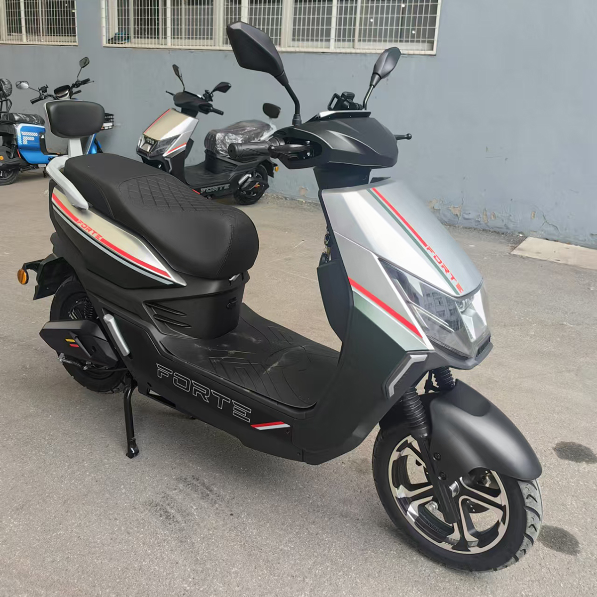 Скутер аккумуляторный FORTE GRAVY Черный