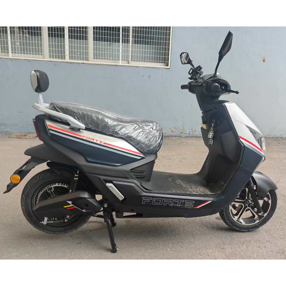 Скутер аккумуляторный FORTE GRAVY Черный