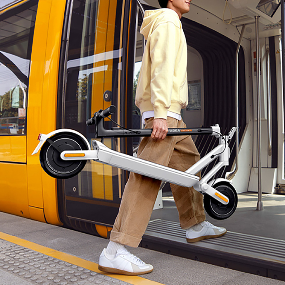 Самокат аккумуляторный Yadea Artist серый