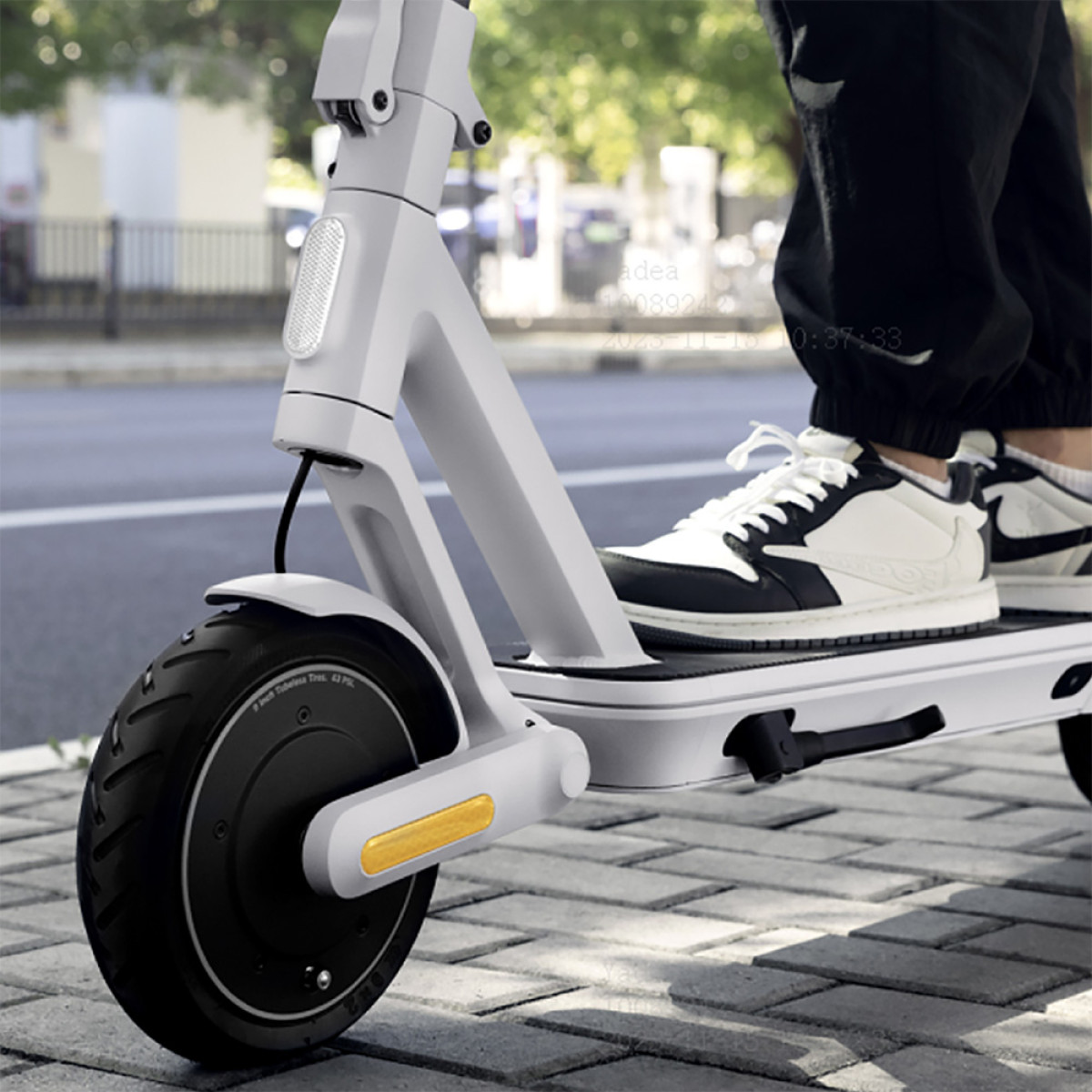 Самокат аккумуляторный Yadea Artist серый