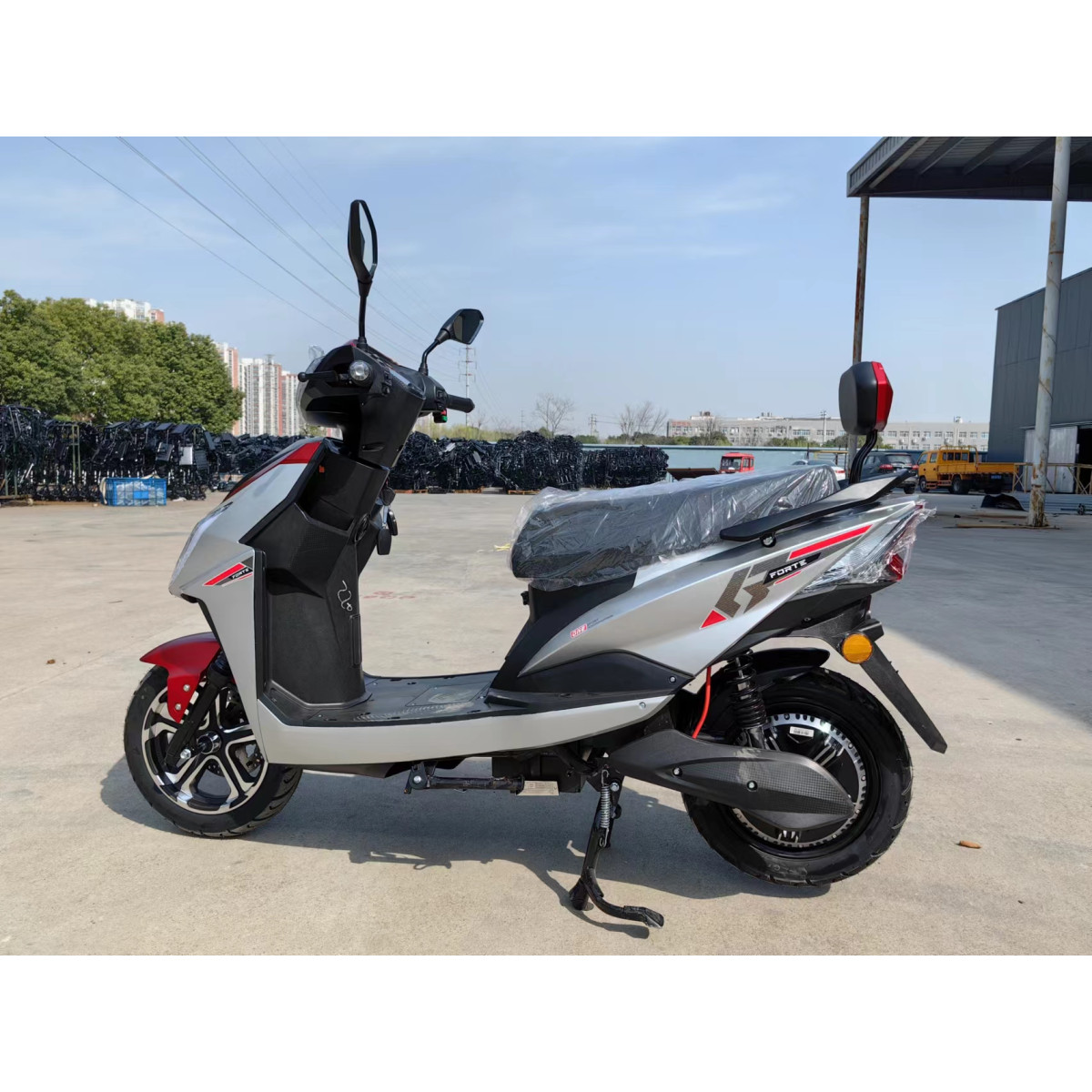 Электроскутер FORTE LEON красно-белый