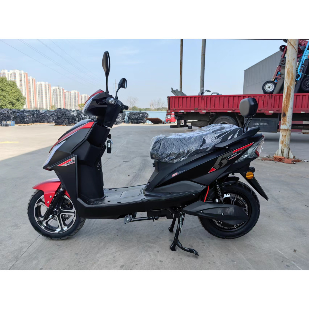 Електроскутер FORTE LEON червоно-чорний