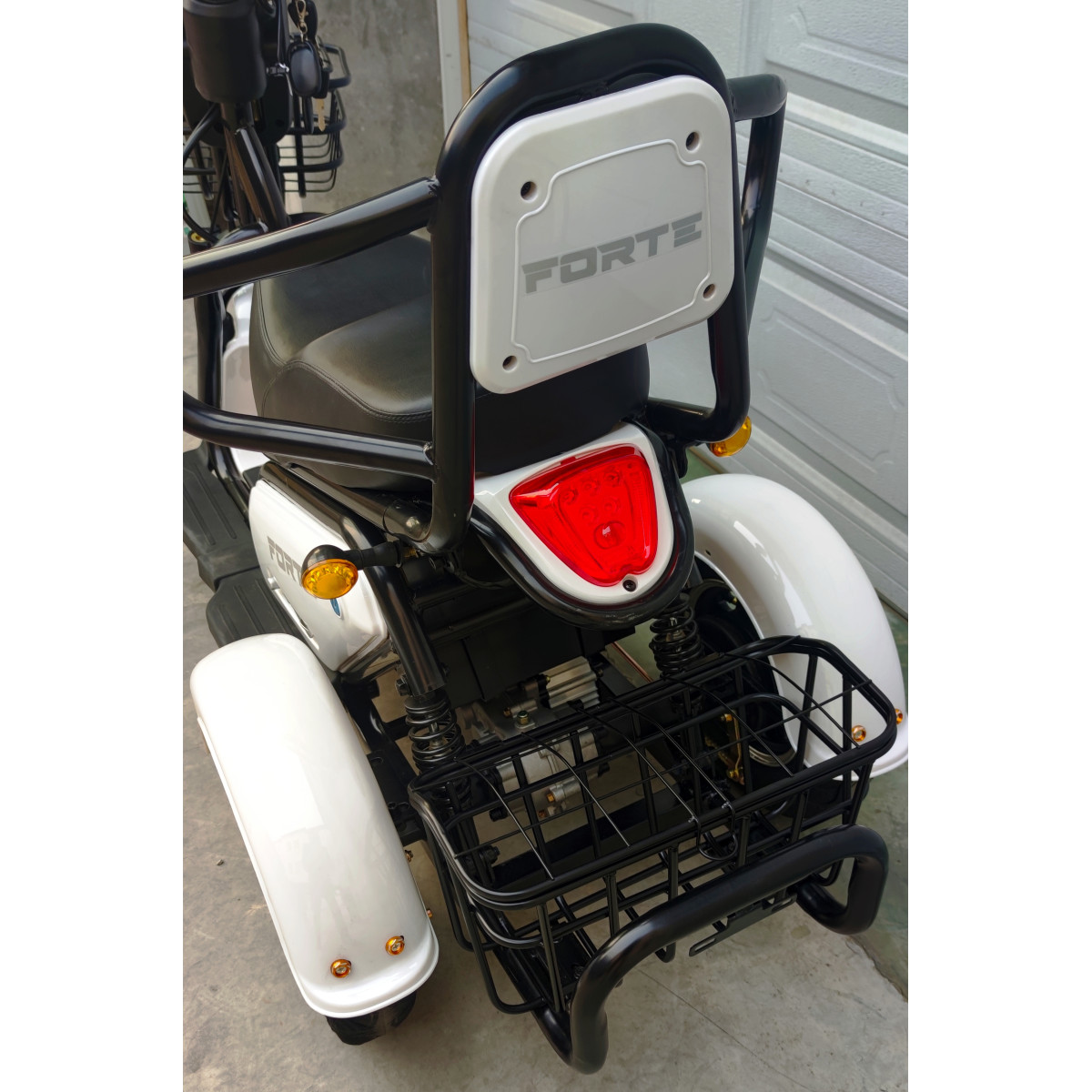 Электроскутер FORTE S1 белый