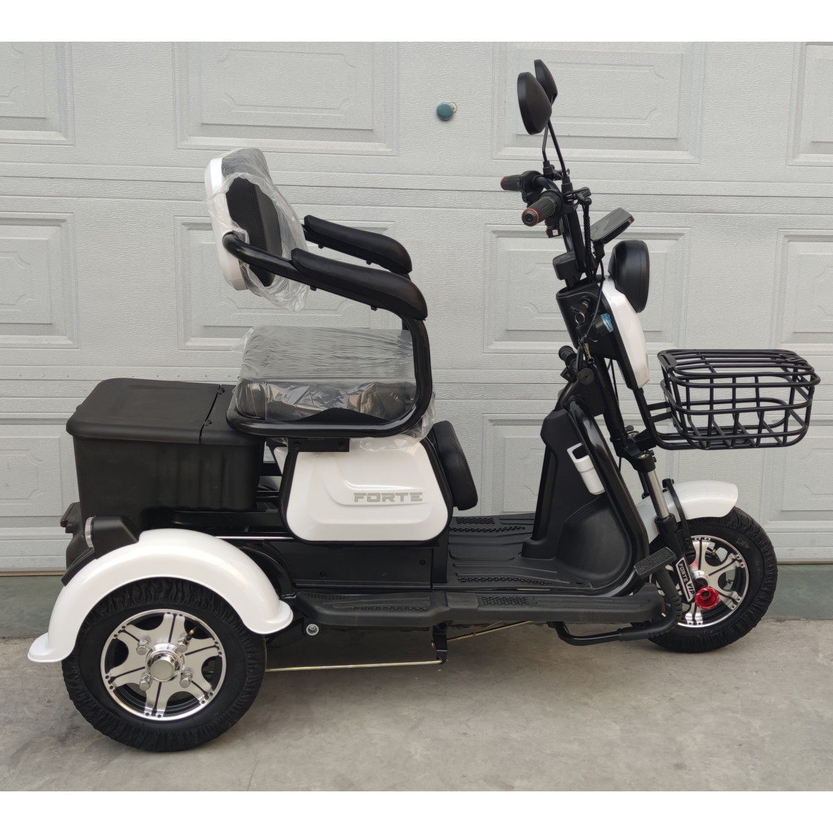 Электроскутер FORTE FAMILY белый