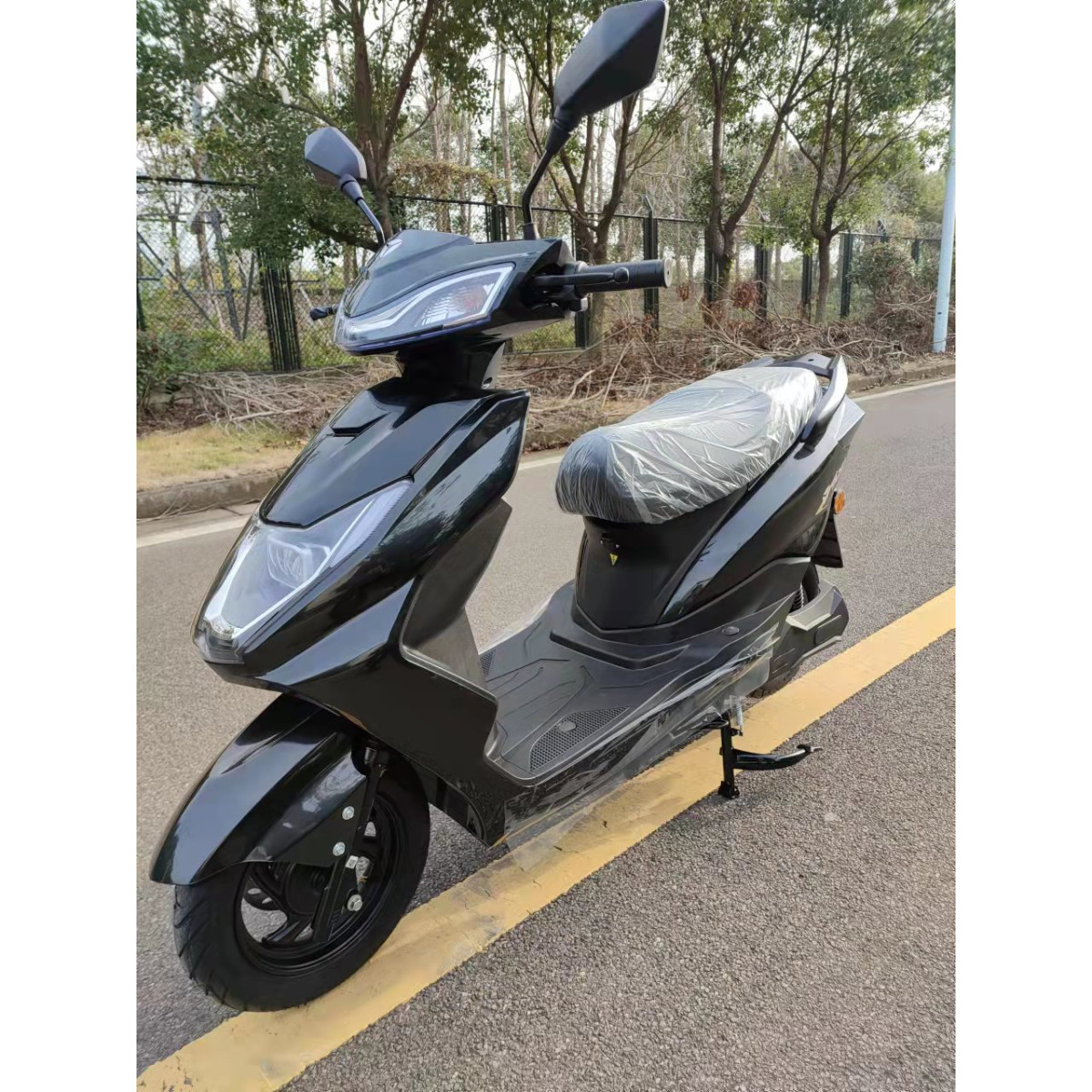 Электроскутер YADEA LUNA черный