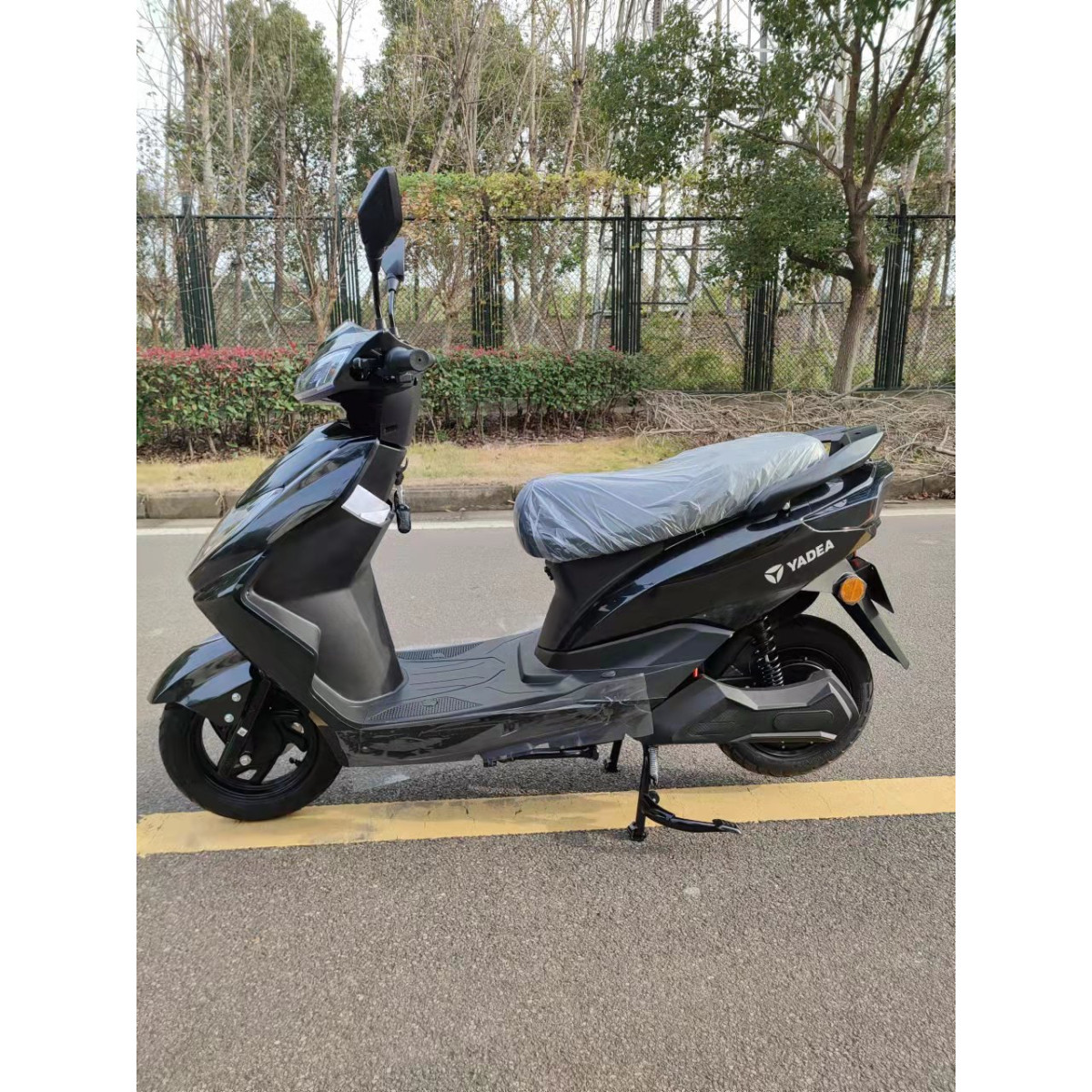 Электроскутер YADEA LUNA черный