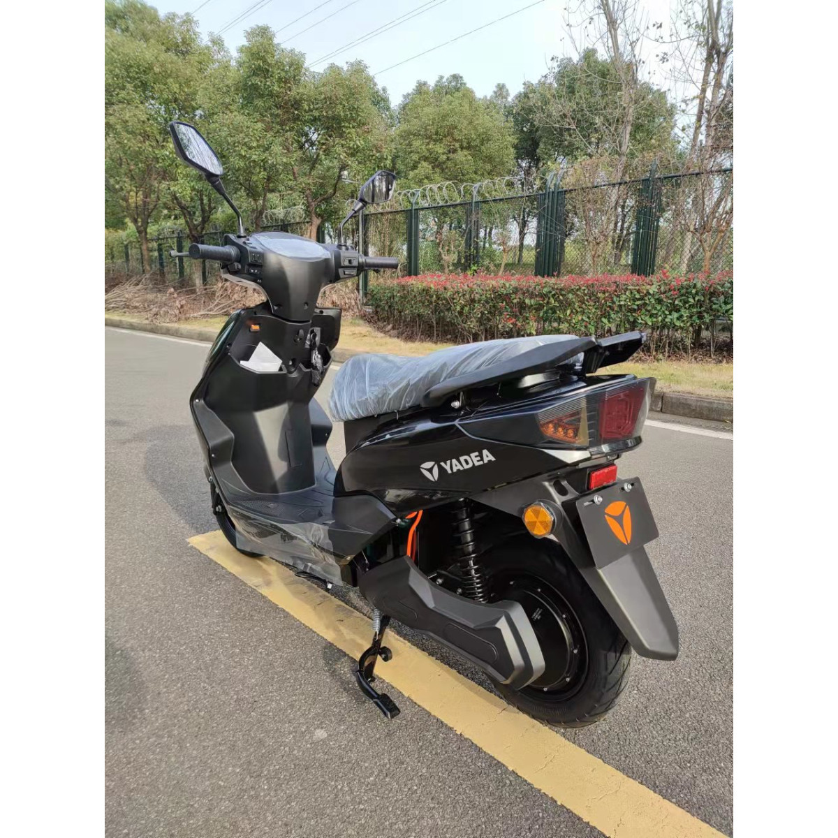 Электроскутер YADEA LUNA черный