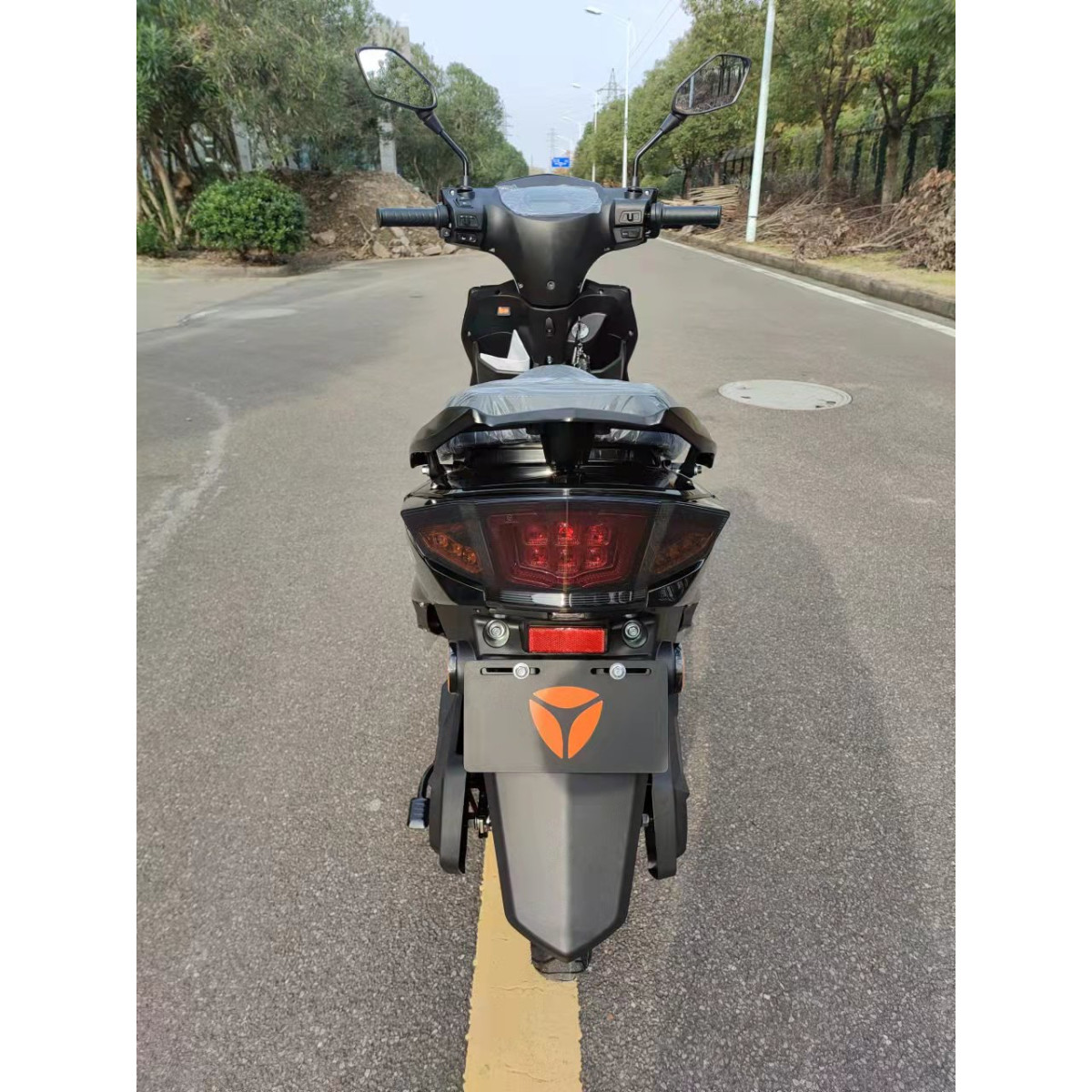 Электроскутер YADEA LUNA черный