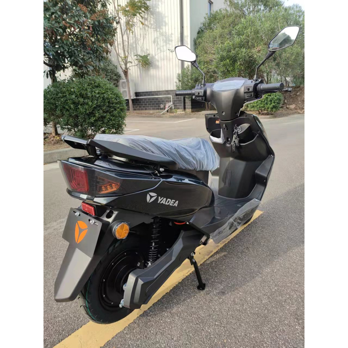 Электроскутер YADEA LUNA черный