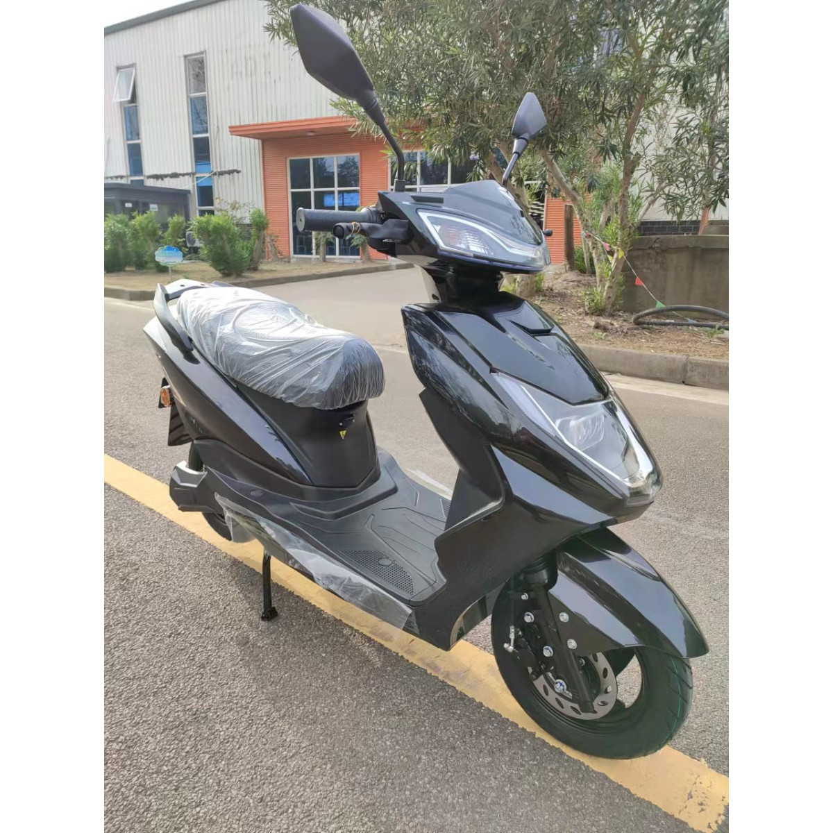 Электроскутер YADEA LUNA черный