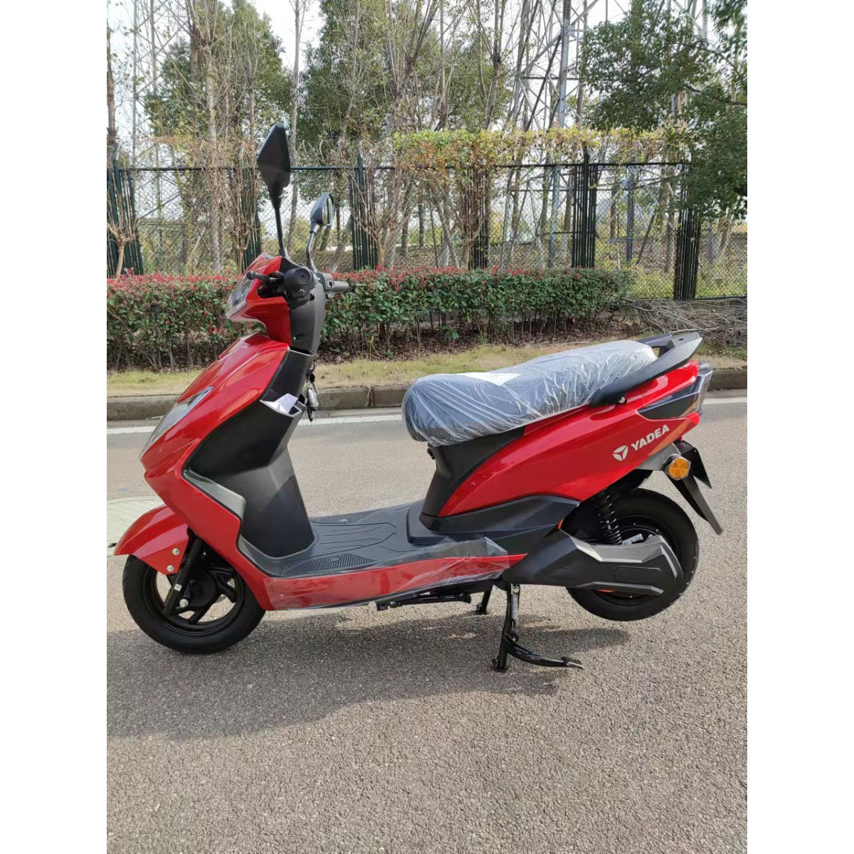 Электроскутер YADEA LUNA красный