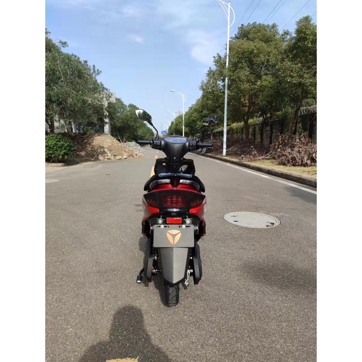 Электроскутер YADEA LUNA красный