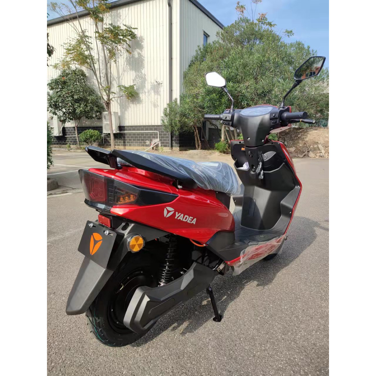 Электроскутер YADEA LUNA красный